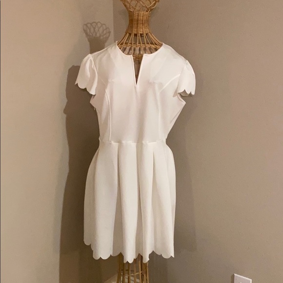 Dresses & Skirts - Beautiful scallop dress